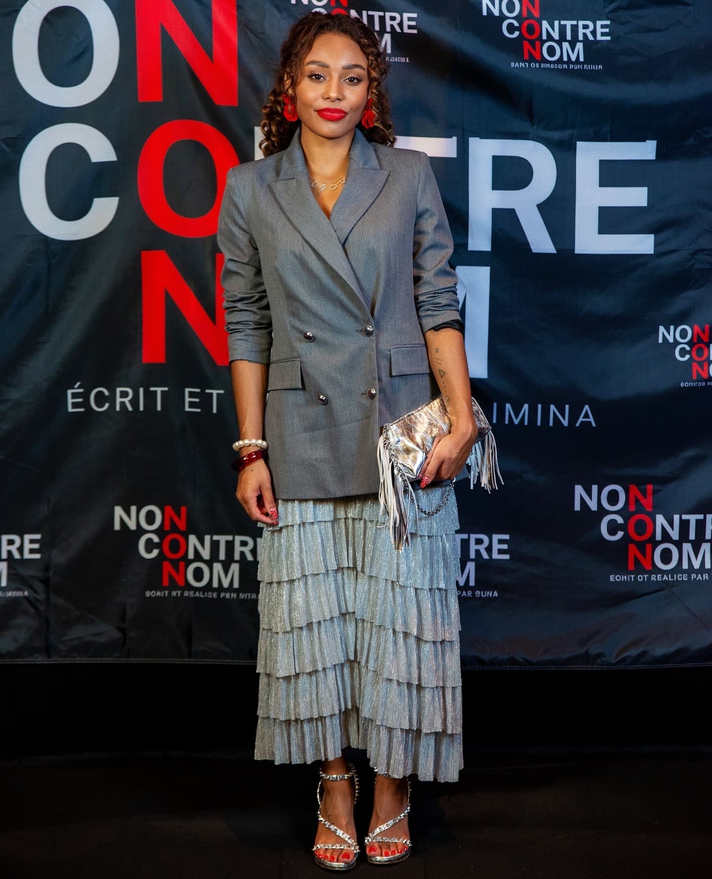 Imina devant le backdrop Non Contre Nom